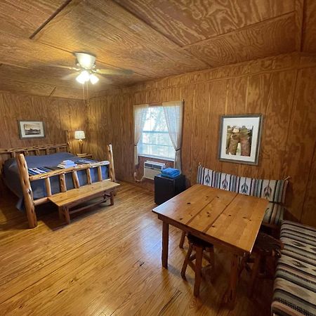 West 1077 Guest Ranch - Retreat Tarpley Exterior foto