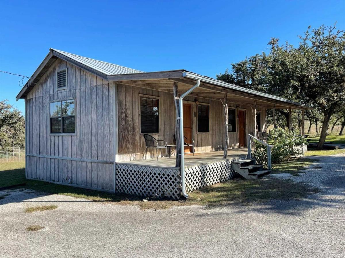 West 1077 Guest Ranch - Retreat Tarpley Exterior foto
