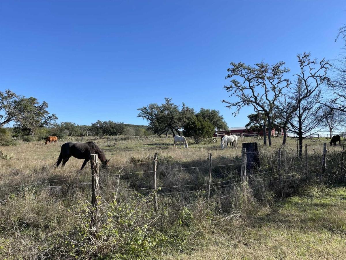 West 1077 Guest Ranch - Retreat Tarpley Exterior foto
